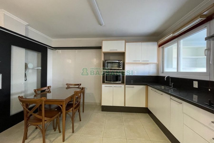 Apto Mobiliado com 115m², 3 dormitórios, 2 vagas, no bairro Centro em Caxias do Sul para Alugar