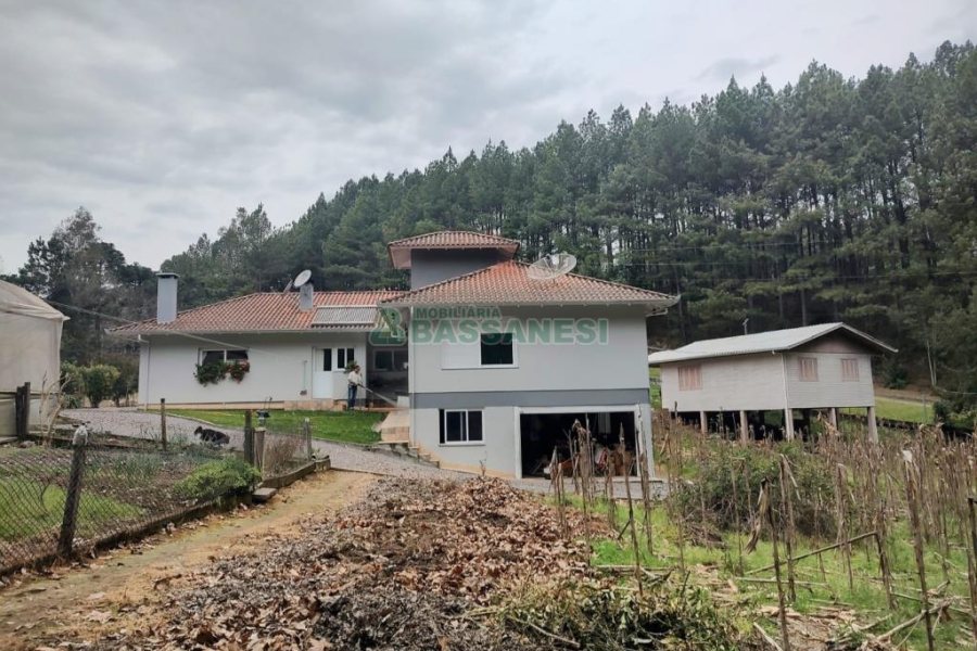 Chácara com 167m², no bairro Ana Rech em Caxias do Sul para Comprar