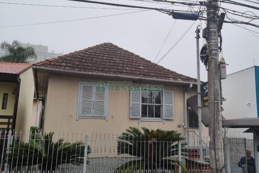 Casa com 160m², 3 dormitórios, no bairro Cruzeiro em Caxias do Sul para Comprar