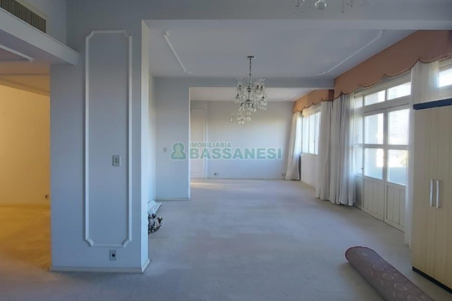 Apartamento com 236m², 4 dormitórios, 1 vaga, no bairro Exposição em Caxias do Sul para Comprar