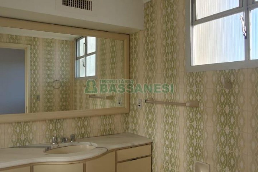 Apartamento com 236m², 4 dormitórios, 1 vaga, no bairro Exposição em Caxias do Sul para Comprar