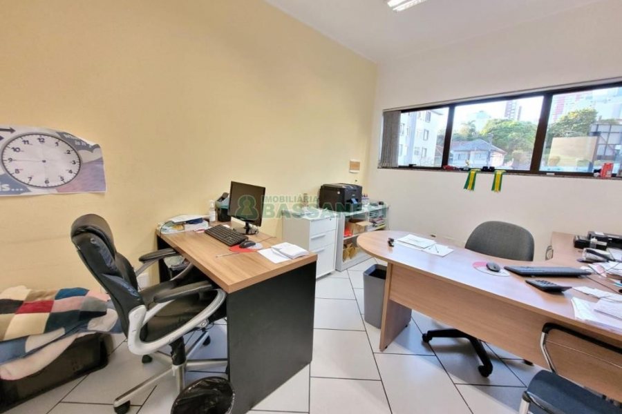 Predio com 200m², 12 vagas, no bairro Exposição em Caxias do Sul para Comprar