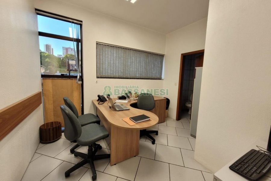 Predio com 200m², 12 vagas, no bairro Exposição em Caxias do Sul para Comprar