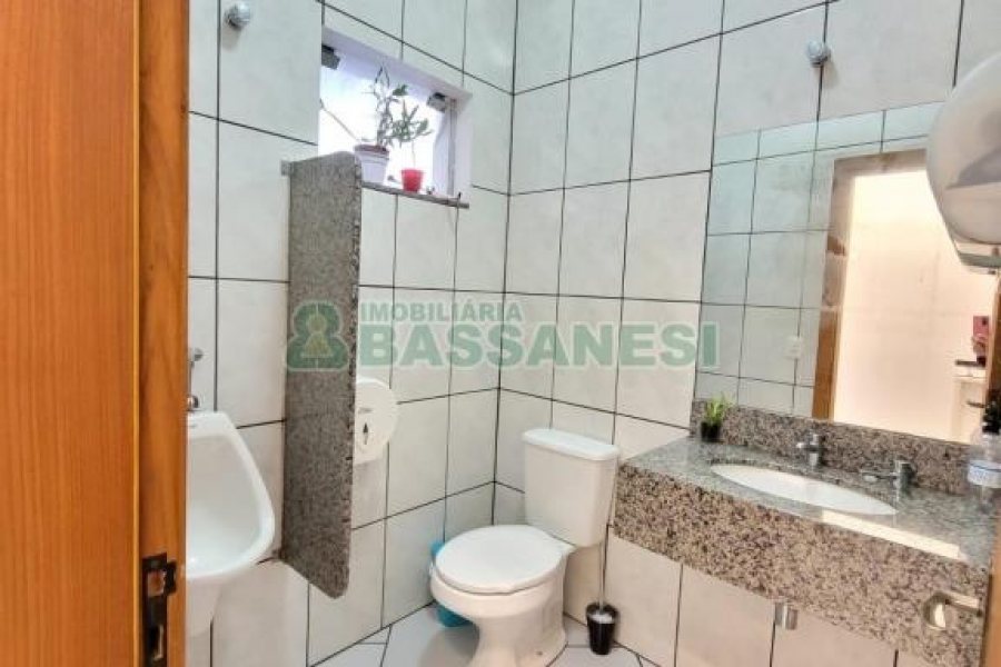 Predio com 200m², 12 vagas, no bairro Exposição em Caxias do Sul para Comprar