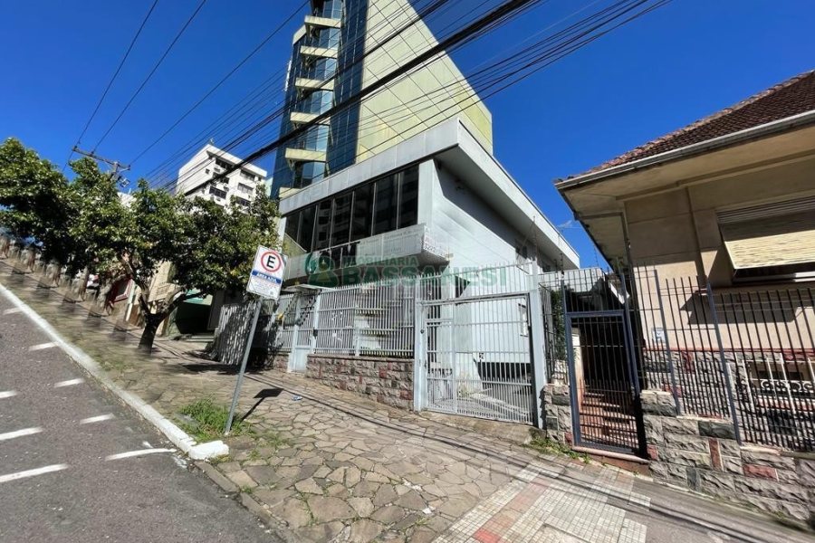 Casa Comercial com 368m², 4 dormitórios, 2 vagas, no bairro Centro em Caxias do Sul para Alugar