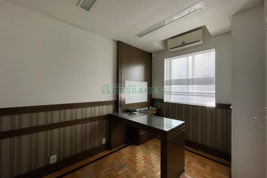 Casa Comercial com 368m², 4 dormitórios, 2 vagas, no bairro Centro em Caxias do Sul para Alugar