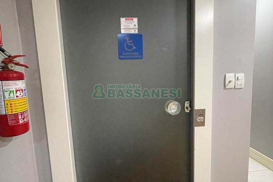 Casa Comercial com 368m², 4 dormitórios, 2 vagas, no bairro Centro em Caxias do Sul para Alugar