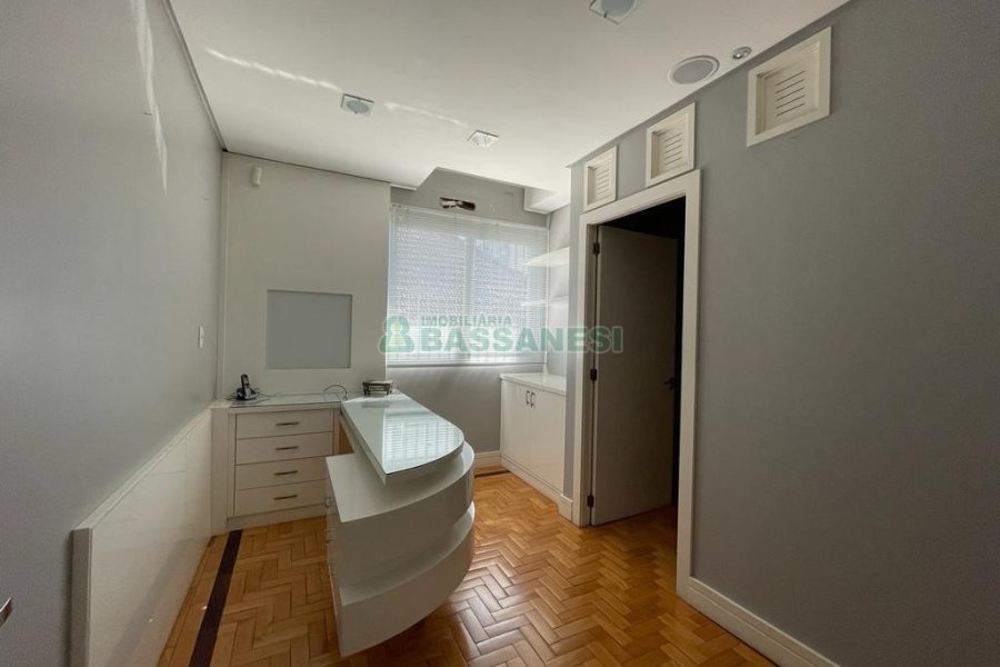 Casa Comercial com 368m², 4 dormitórios, 2 vagas, no bairro Centro em Caxias do Sul para Alugar