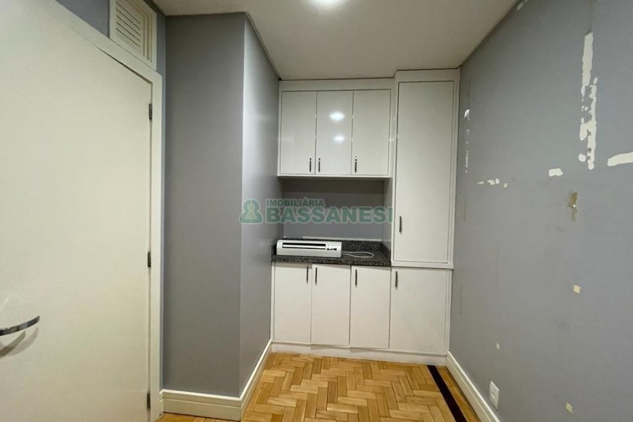 Casa Comercial com 368m², 4 dormitórios, 2 vagas, no bairro Centro em Caxias do Sul para Alugar