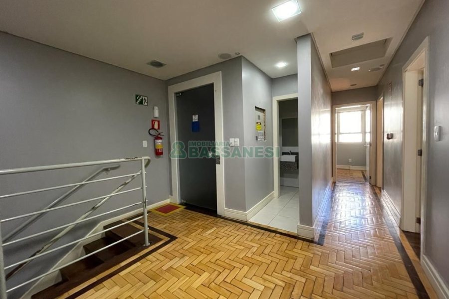 Casa Comercial com 368m², 4 dormitórios, 2 vagas, no bairro Centro em Caxias do Sul para Alugar