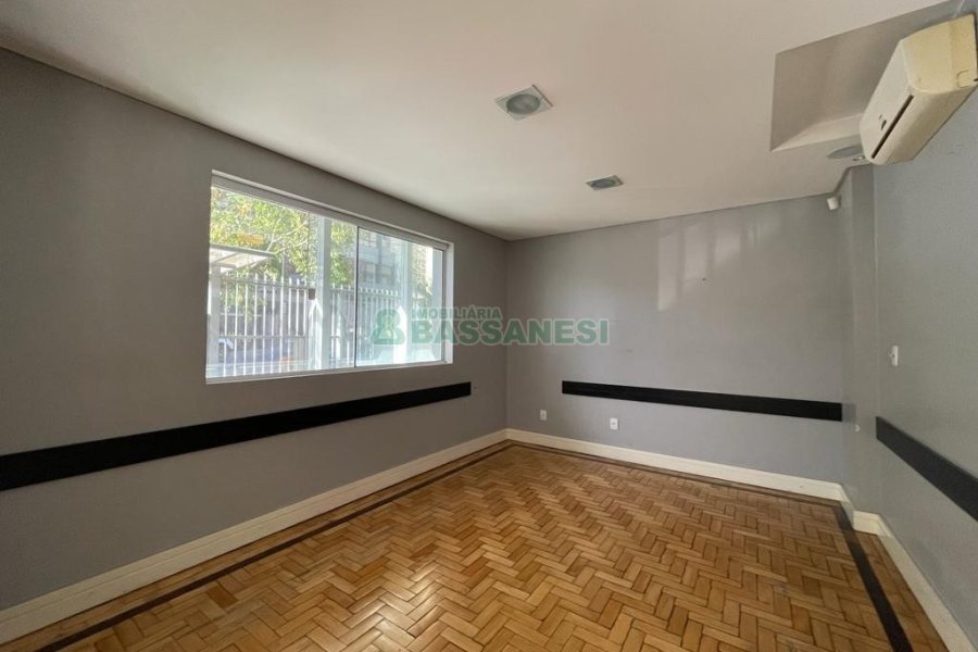 Casa Comercial com 368m², 4 dormitórios, 2 vagas, no bairro Centro em Caxias do Sul para Alugar