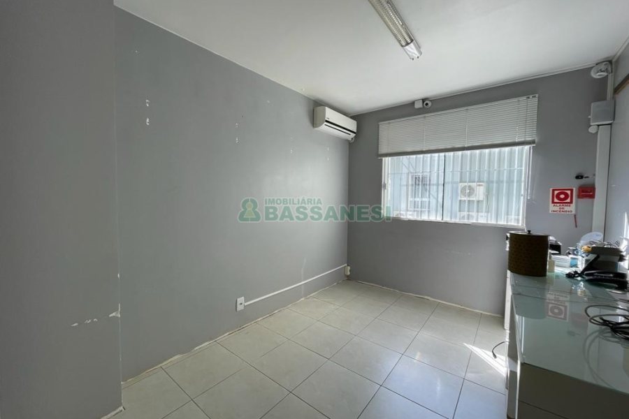 Casa Comercial com 368m², 4 dormitórios, 2 vagas, no bairro Centro em Caxias do Sul para Alugar