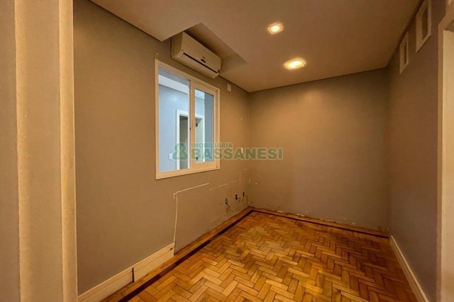 Casa Comercial com 368m², 4 dormitórios, 2 vagas, no bairro Centro em Caxias do Sul para Alugar