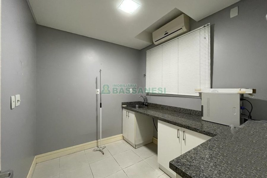 Casa Comercial com 368m², 4 dormitórios, 2 vagas, no bairro Centro em Caxias do Sul para Alugar