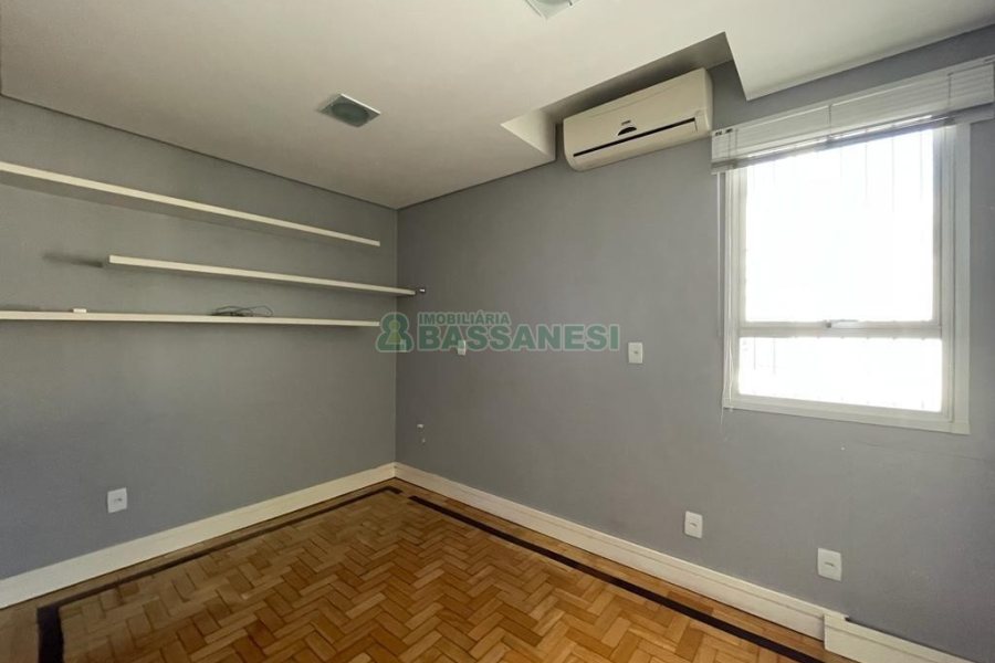 Casa Comercial com 368m², 4 dormitórios, 2 vagas, no bairro Centro em Caxias do Sul para Alugar