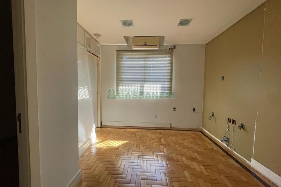 Casa Comercial com 368m², 4 dormitórios, 2 vagas, no bairro Centro em Caxias do Sul para Alugar