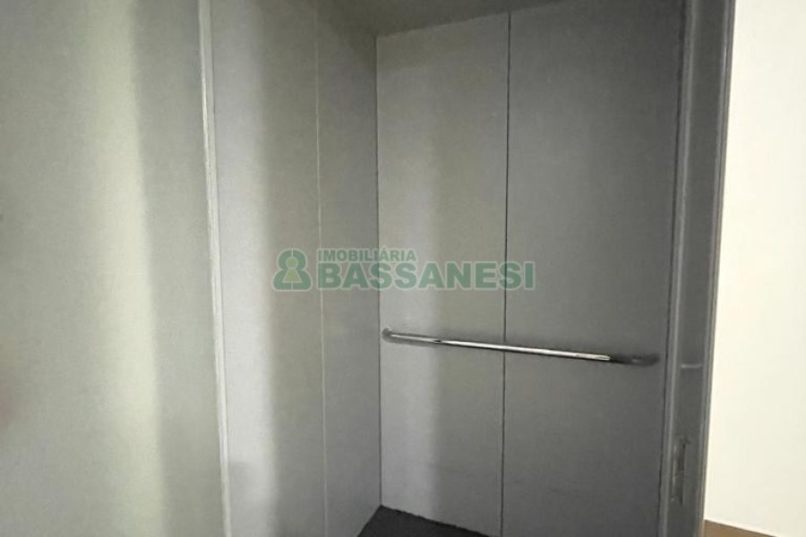 Casa Comercial com 368m², 4 dormitórios, 2 vagas, no bairro Centro em Caxias do Sul para Alugar