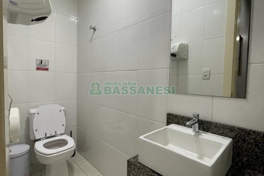 Casa Comercial com 368m², 4 dormitórios, 2 vagas, no bairro Centro em Caxias do Sul para Alugar