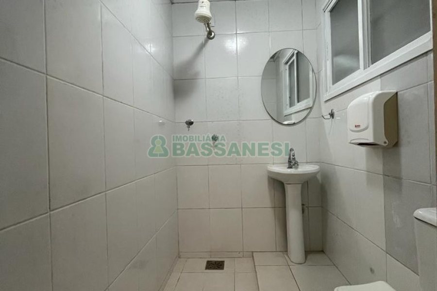 Casa Comercial com 368m², 4 dormitórios, 2 vagas, no bairro Centro em Caxias do Sul para Alugar