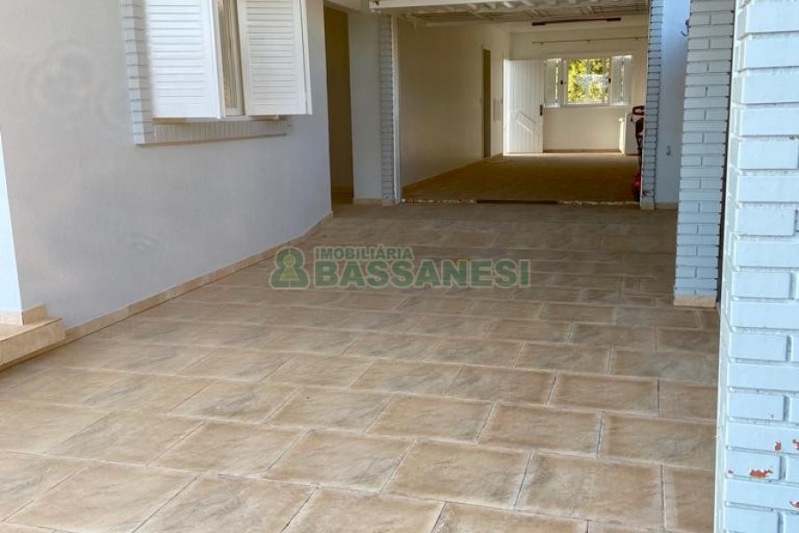 Casa com 212m², 3 dormitórios, 2 vagas, no bairro Fazenda Souza em Caxias do Sul para Comprar
