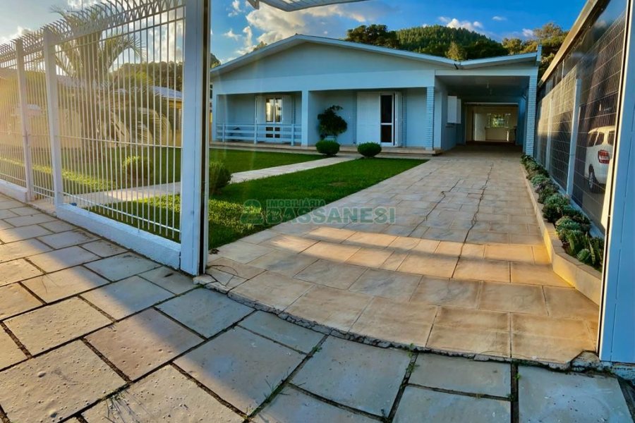 Casa com 212m², 3 dormitórios, 2 vagas, no bairro Fazenda Souza em Caxias do Sul para Comprar
