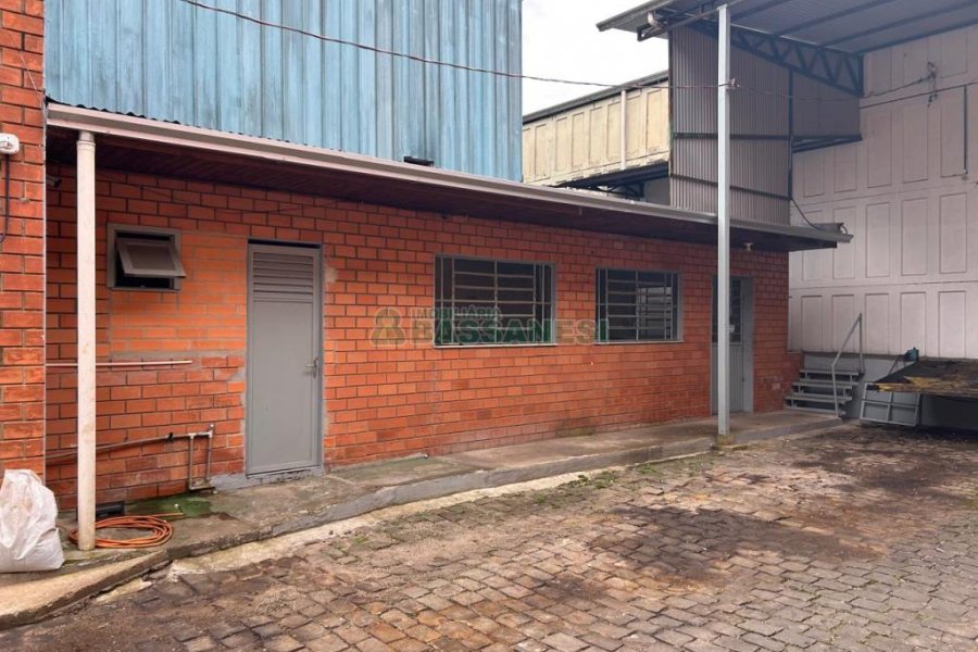 Pavilhão com 671m², no bairro Santa Catarina em Caxias do Sul para Alugar