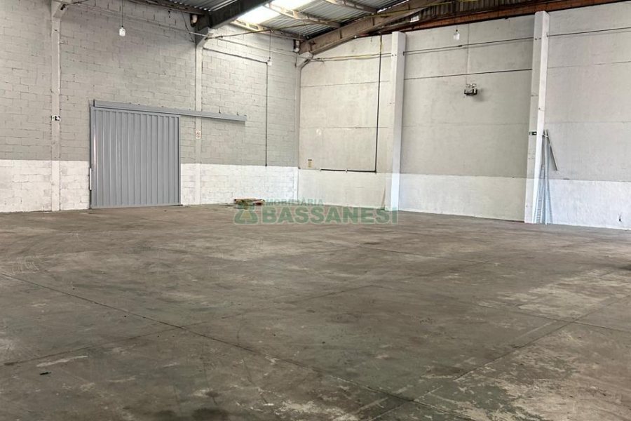 Pavilhão com 671m², no bairro Santa Catarina em Caxias do Sul para Alugar