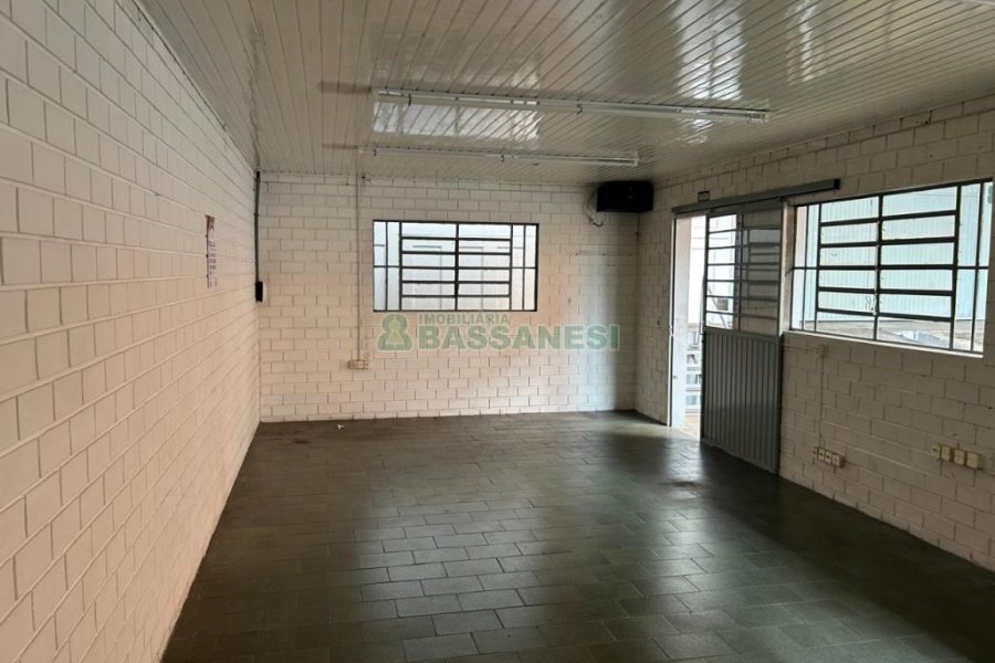 Pavilhão com 671m², no bairro Santa Catarina em Caxias do Sul para Alugar