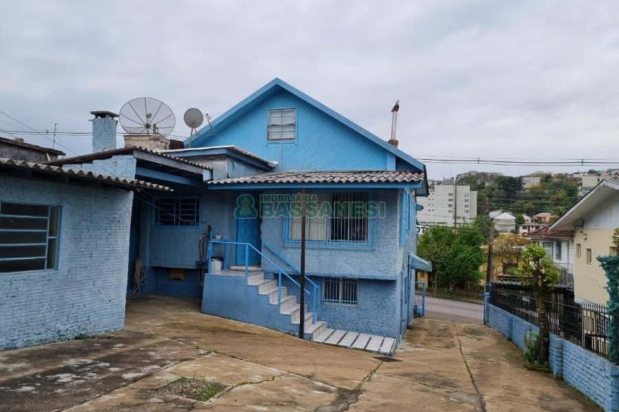 Casa com 200m², 3 dormitórios, 1 vaga, no bairro Nossa Senhora de Lourdes em Caxias do Sul para Comprar