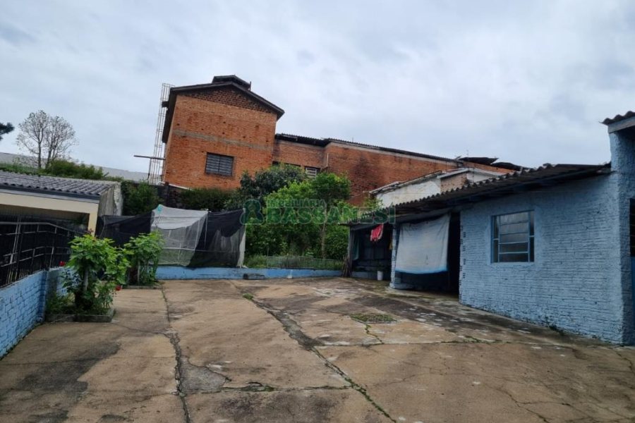 Casa com 200m², 3 dormitórios, 1 vaga, no bairro Nossa Senhora de Lourdes em Caxias do Sul para Comprar