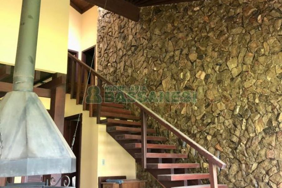 Casa com 200m², 5 dormitórios, 5 vagas, no bairro 3 Legua em Caxias do Sul para Alugar