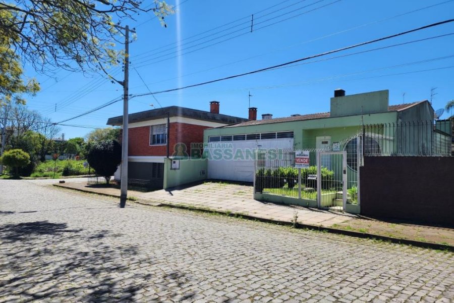 Casa com 205m², 3 dormitórios, 2 vagas, no bairro Cinqüentenário em Caxias do Sul para Comprar