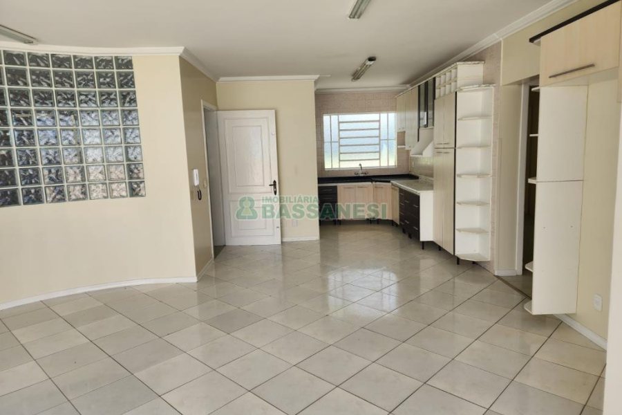 Casa com 205m², 3 dormitórios, 2 vagas, no bairro Cinqüentenário em Caxias do Sul para Comprar