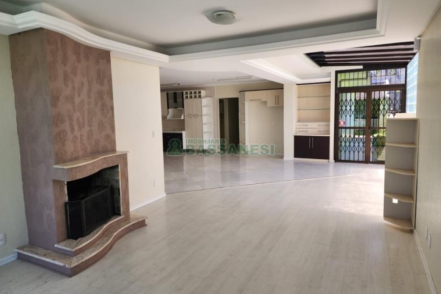 Casa com 205m², 3 dormitórios, 2 vagas, no bairro Cinqüentenário em Caxias do Sul para Comprar