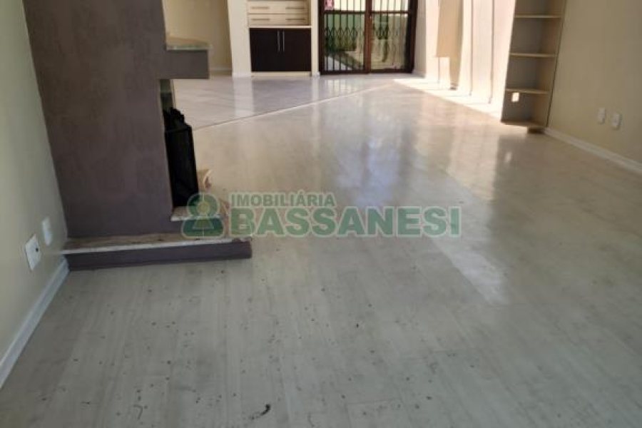 Casa com 205m², 3 dormitórios, 2 vagas, no bairro Cinqüentenário em Caxias do Sul para Comprar