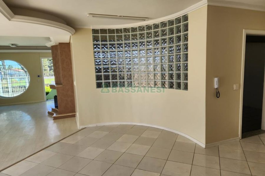 Casa com 205m², 3 dormitórios, 2 vagas, no bairro Cinqüentenário em Caxias do Sul para Comprar