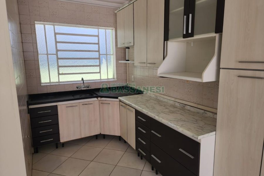 Casa com 205m², 3 dormitórios, 2 vagas, no bairro Cinqüentenário em Caxias do Sul para Comprar