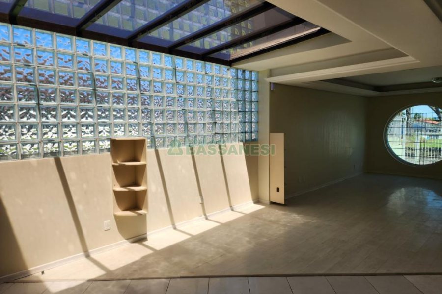 Casa com 205m², 3 dormitórios, 2 vagas, no bairro Cinqüentenário em Caxias do Sul para Comprar