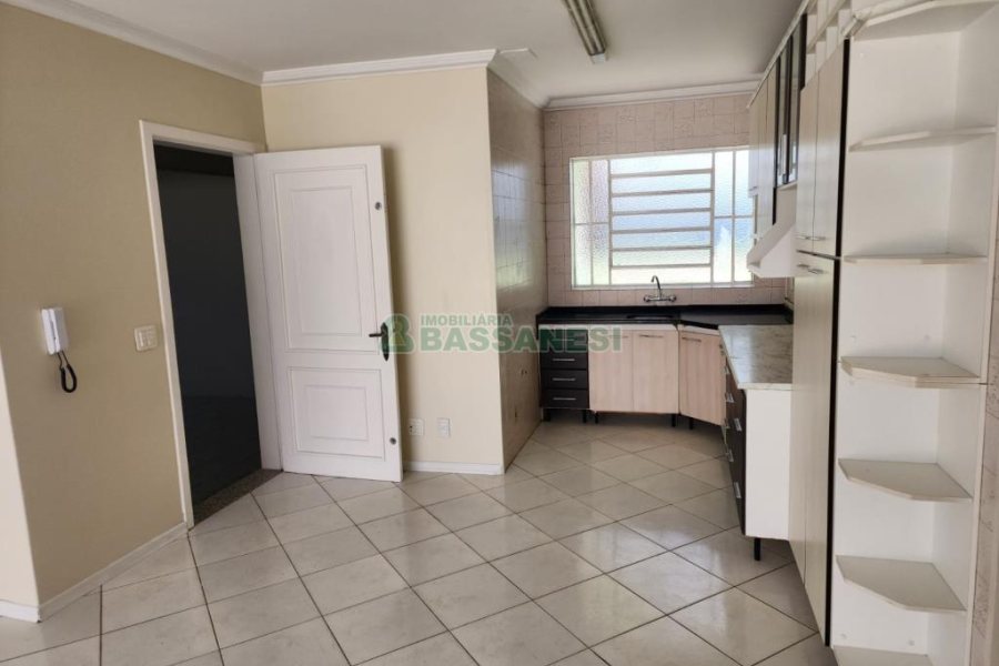 Casa com 205m², 3 dormitórios, 2 vagas, no bairro Cinqüentenário em Caxias do Sul para Comprar