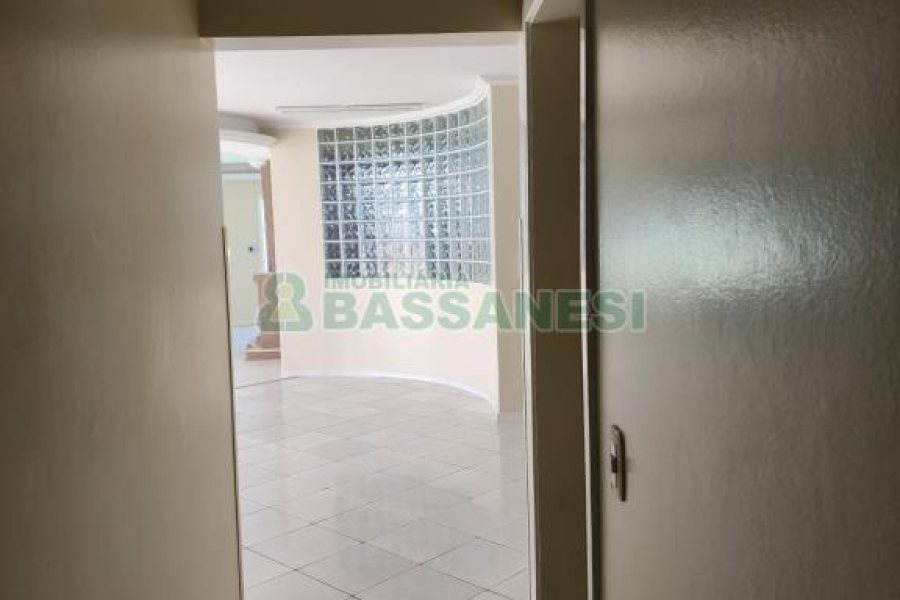 Casa com 205m², 3 dormitórios, 2 vagas, no bairro Cinqüentenário em Caxias do Sul para Comprar
