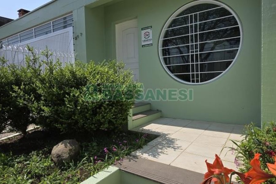 Casa com 205m², 3 dormitórios, 2 vagas, no bairro Cinqüentenário em Caxias do Sul para Comprar