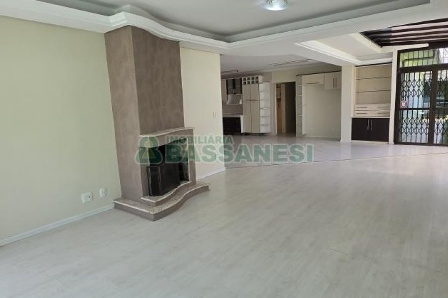 Casa com 205m², 3 dormitórios, 2 vagas, no bairro Cinqüentenário em Caxias do Sul para Comprar