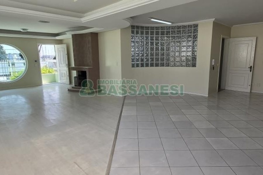Casa com 205m², 3 dormitórios, 2 vagas, no bairro Cinqüentenário em Caxias do Sul para Comprar