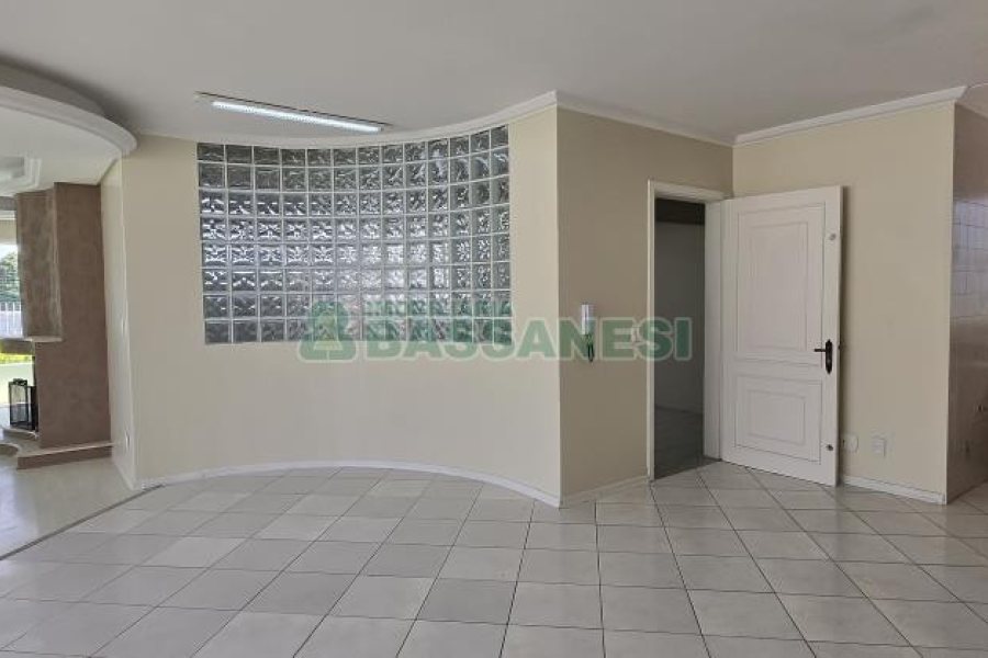 Casa com 205m², 3 dormitórios, 2 vagas, no bairro Cinqüentenário em Caxias do Sul para Comprar