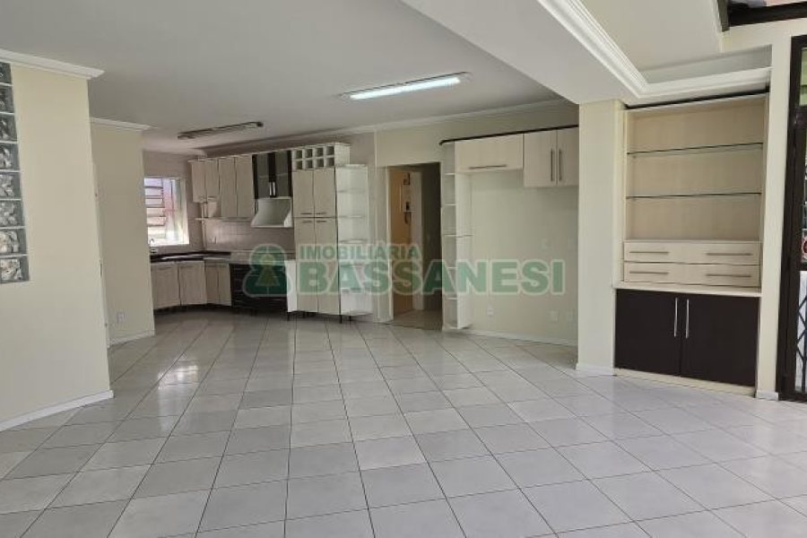 Casa com 205m², 3 dormitórios, 2 vagas, no bairro Cinqüentenário em Caxias do Sul para Comprar