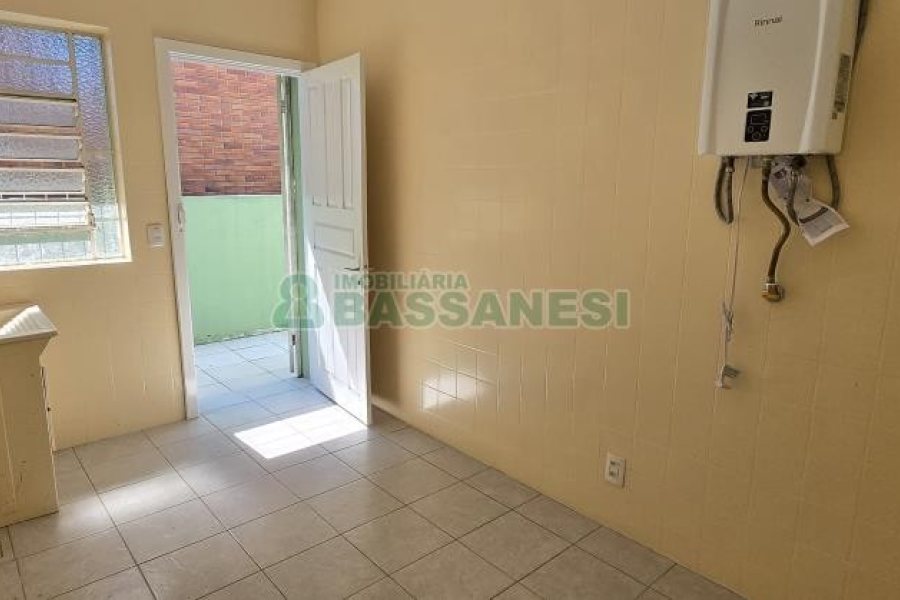 Casa com 205m², 3 dormitórios, 2 vagas, no bairro Cinqüentenário em Caxias do Sul para Comprar