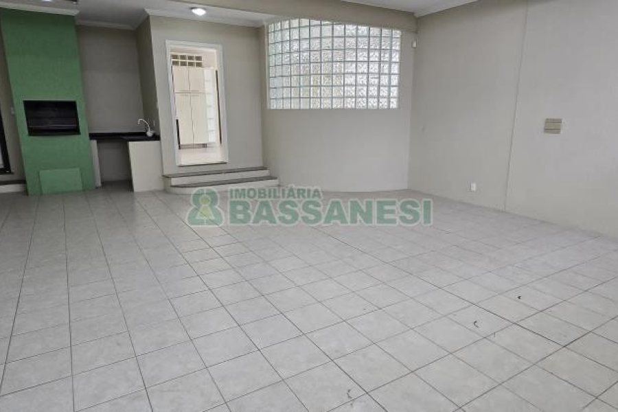 Casa com 205m², 3 dormitórios, 2 vagas, no bairro Cinqüentenário em Caxias do Sul para Comprar