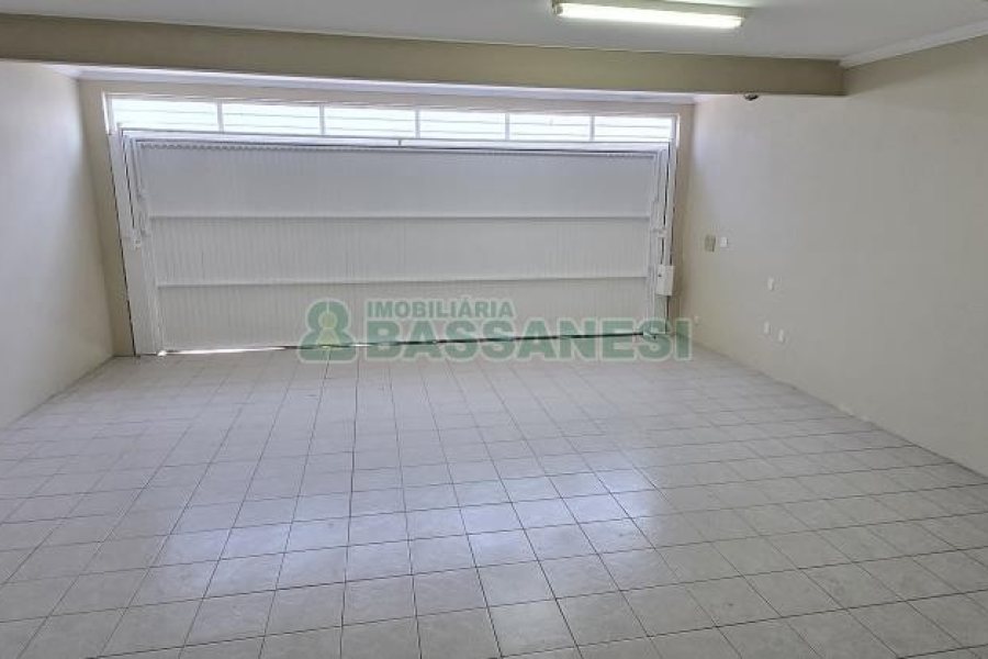 Casa com 205m², 3 dormitórios, 2 vagas, no bairro Cinqüentenário em Caxias do Sul para Comprar