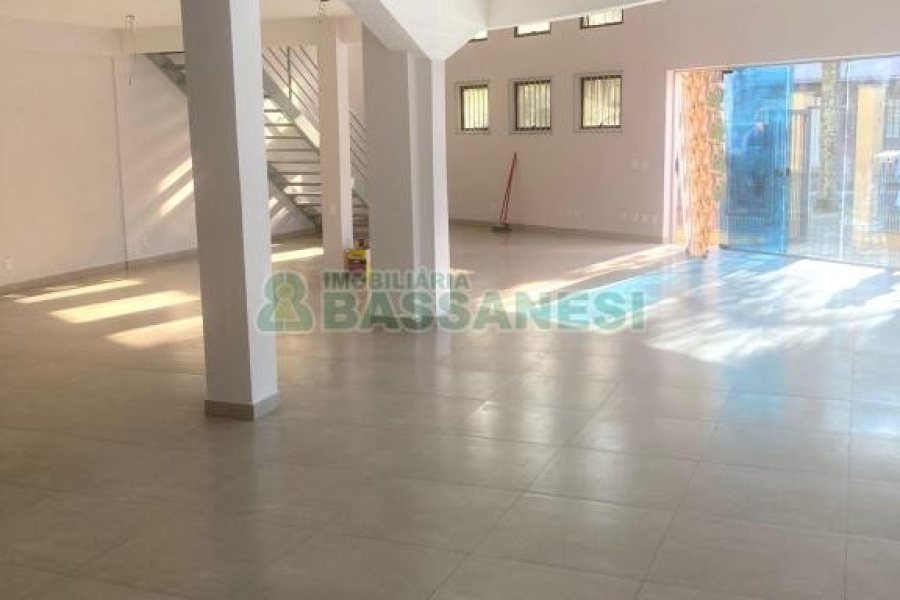 Loja com 233m², no bairro Jardelino Ramos em Caxias do Sul para Alugar