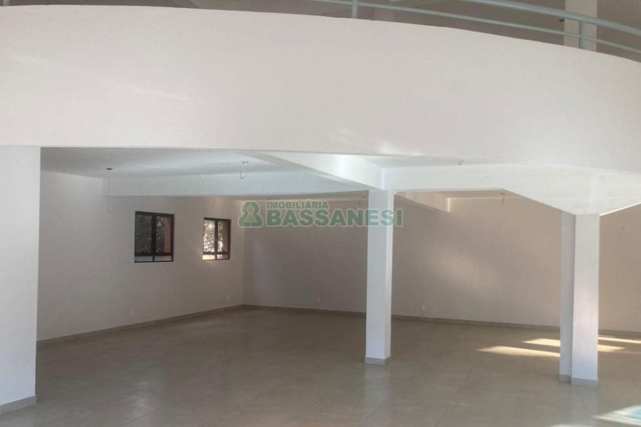 Loja com 233m², no bairro Jardelino Ramos em Caxias do Sul para Alugar